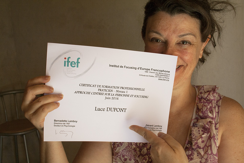 Luce Dupont et certification IFEF portrait de luce Dupont présentant son certificat de psychopraticienne en Approche Centrée sur la Personne et Focusing
