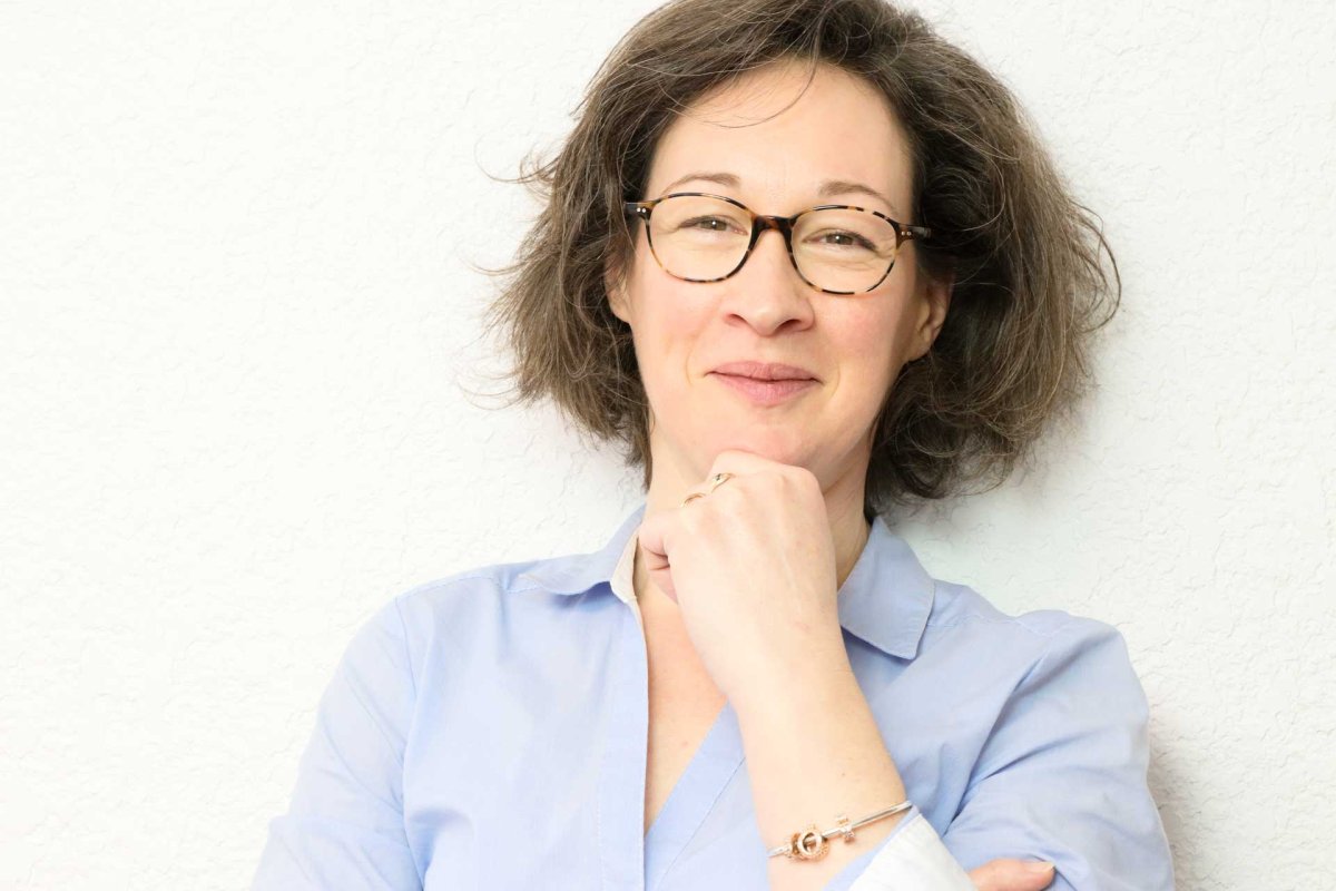 Magalie, coach et formatrice en Occitanie Dirigeante d'entreprise souriante après un accompagnement en personal branding par Via Tara