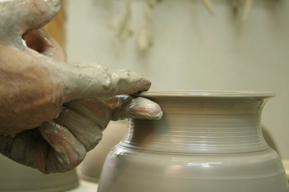 Le geste du potier Photographier le savoir-faire des artisans d'art. Le potier sur son tour en train de donner vie à un objet. Photo issue d'un reportage complet réalisé par Luce Dupont, Via Tara