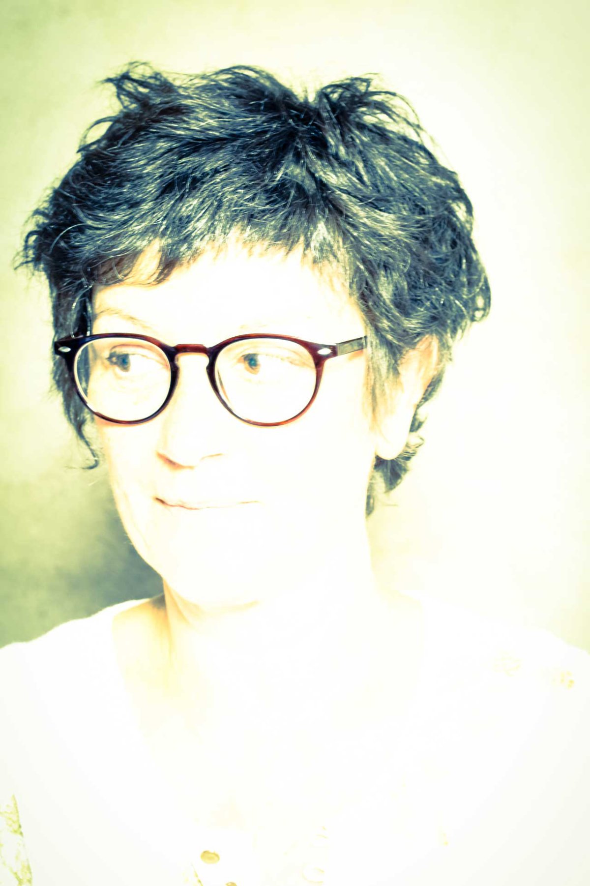 Autoportrait aux lunettes. Luce, Via Tara Autoportrait de Luce Dupont, experte en visibilité web en Aveyron - Occitanie