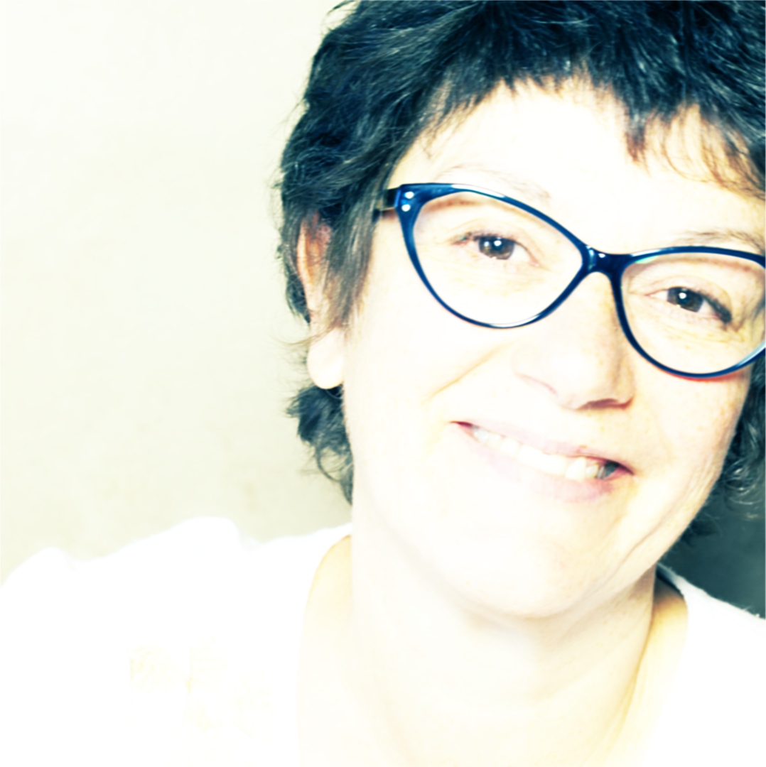 portrait de Luce Dupont, Via Tara portrait souriant de Luce Dupont, spécialiste dnas le webmarketing en Aveyron, Occitanie